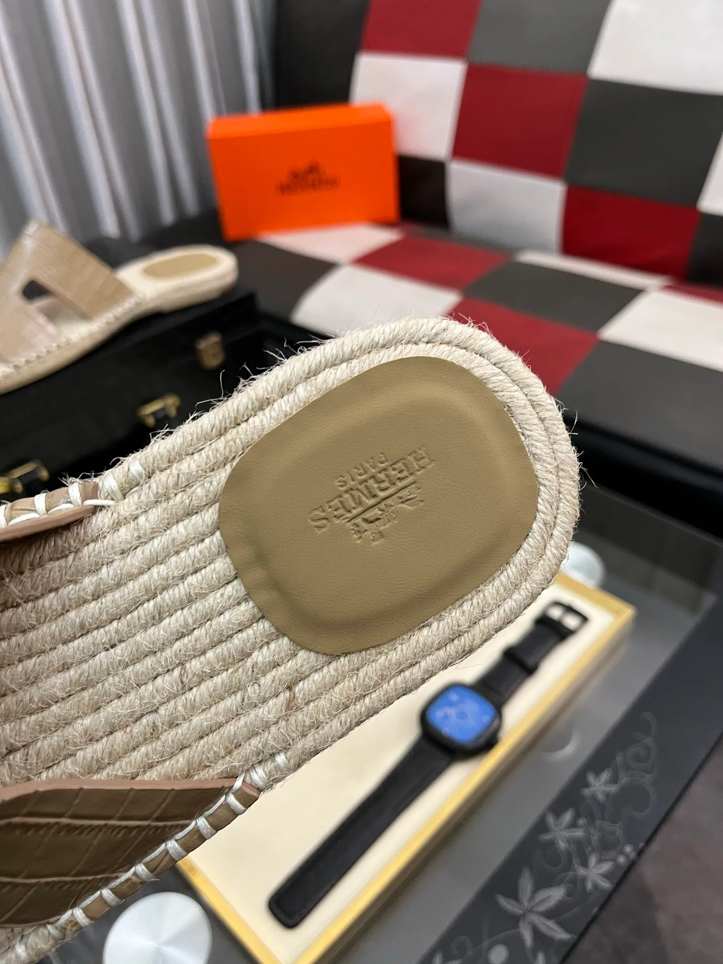 Men's shoes 💰340⌚️⌚️《HERMES》Hermes 💁♂️Men's casual slippers, compare the quality at the counter🧚🏿♂️ The upper layer has a stone pattern with clear texture, showing high-end, high-end, comfortable to wear and versatile. Purely hand-pulled, raw rubber breathable outsole, breathable and comfortable lambskin lining, 100% comfortable density, original rubber outsole wear-resistant code number 38-44. Can be customized 45-46-47
